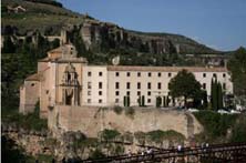 Observen el Parador Nacional de Cuenca. La iglesia, a la izquierda, sirve como museo, sala de exposiciones…